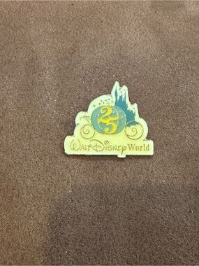 Vintage 1996 Walt Disney World 25th Anniversary Cinderella Coach & Castle Pin